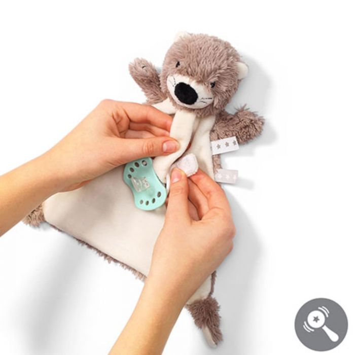 Игрушка-обнимашка Выдра Магги BabyOno 739 с держателем для пустышки